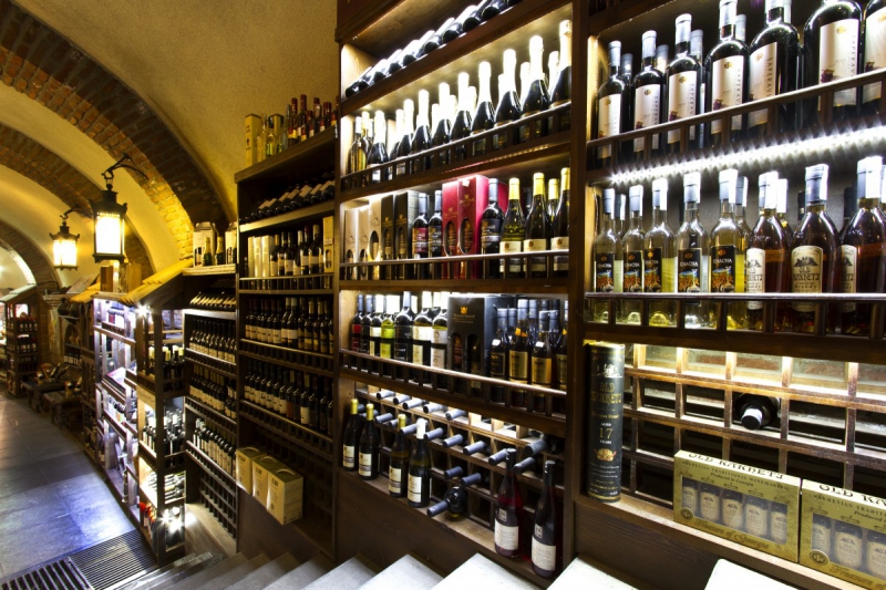 vente-ROQUEBRUNE CAP MARTIN-min_world_street_travel_shop_canon_georgia_wine_bottles-429767